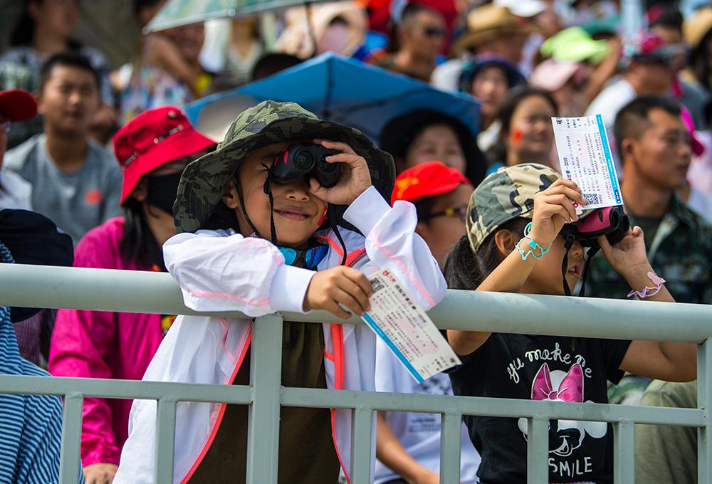 1.5万人库尔勒观看国际军事比赛 防晒绝招雷人有人打扮如火烈鸟